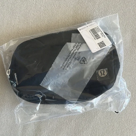 *LAST ONE* Lululemon Everywhere Belt Bag in Wordmark - Picture 7 of 11